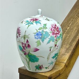 Vintage Large Chinese Famille Rose Finial Lidded Porcelain Ginger Jar Vase Urn